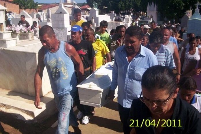 Cerca de 6 mil pessoas acompanharam o sepultamento