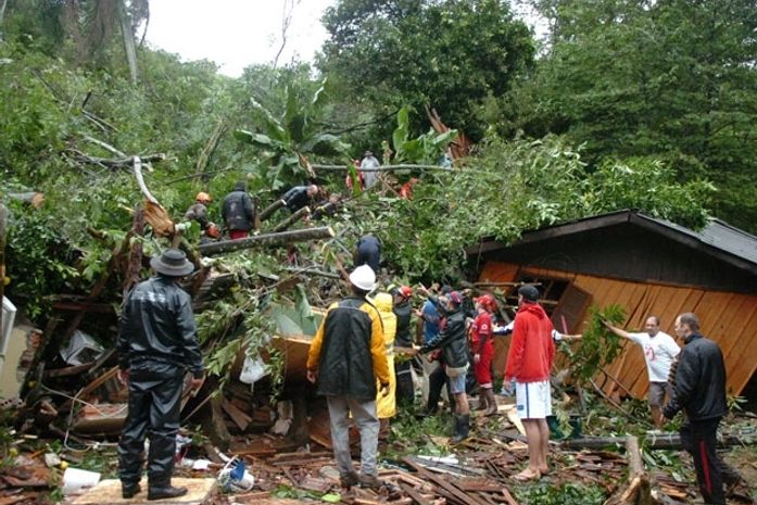 Casas desabam e chega a seis o número de mortos por chuva no RS