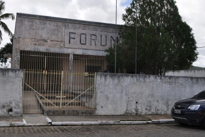 Suspeito de ter invadido fórum é preso com várias armas