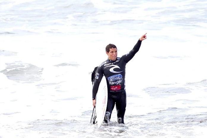 Brasileiro elimina "supercampeão" Kelly Slater em tradicional torneio de surf