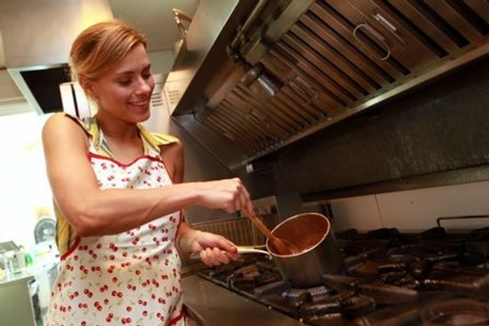 É Páscoa! Carolina Dieckmann ensina a preparar seu famoso brigadeiro