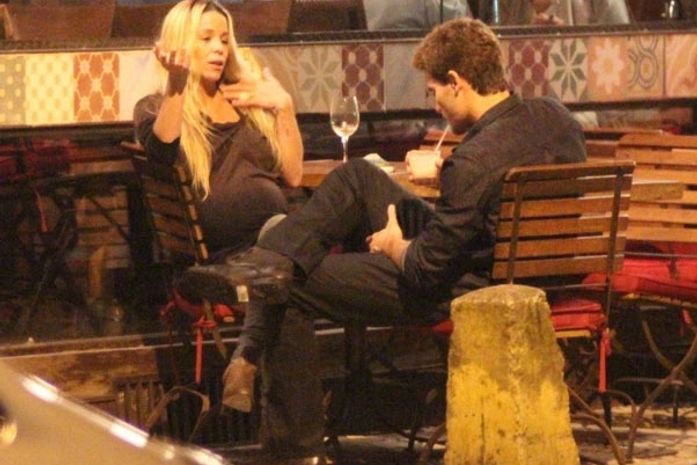Separados, Danielle Winits e Jonatas Faro jantam no Rio