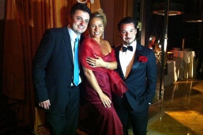 Adriane Galisteu curte festa em Las Vegas com o marido