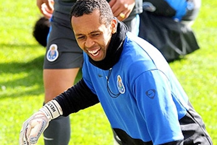 Rivais de Manchester demonstram interesse no goleiro Helton