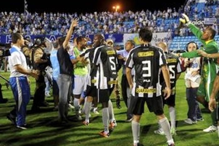 Marquinhos explica confusão com Loco Abreu: "chupa, gringo"