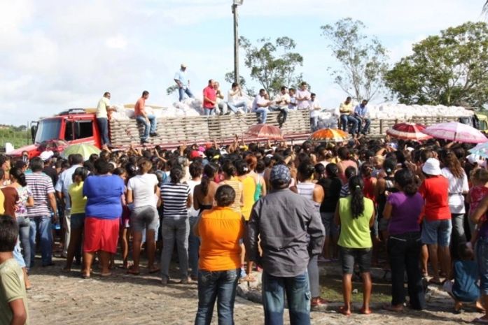 Albuquerque promove a festa da Páscoa entre os carentes de limoeiro‏