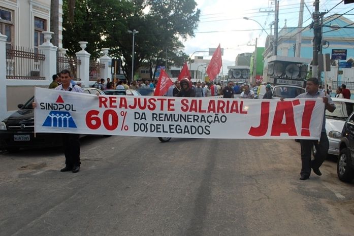 Policiais em protesto nas ruaas de Maceió