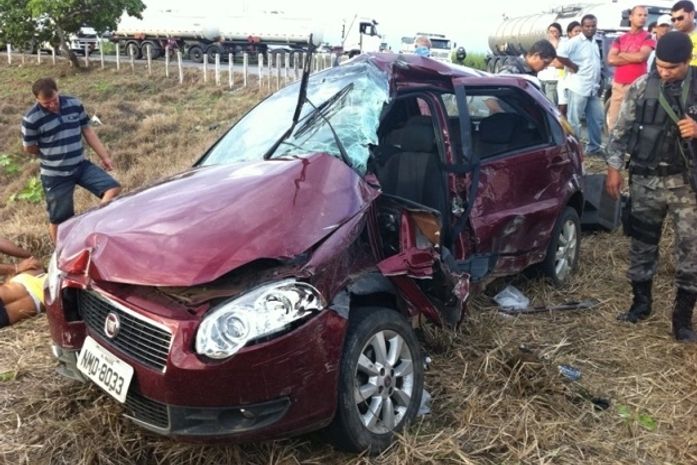 Funcionária pública morre em grave acidente na BR-101