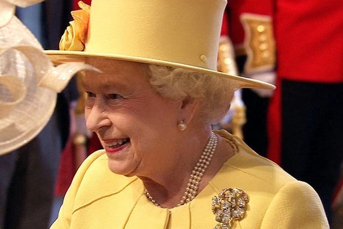 Rainha Elizabeth II chega acenando à Abadia de Westminster