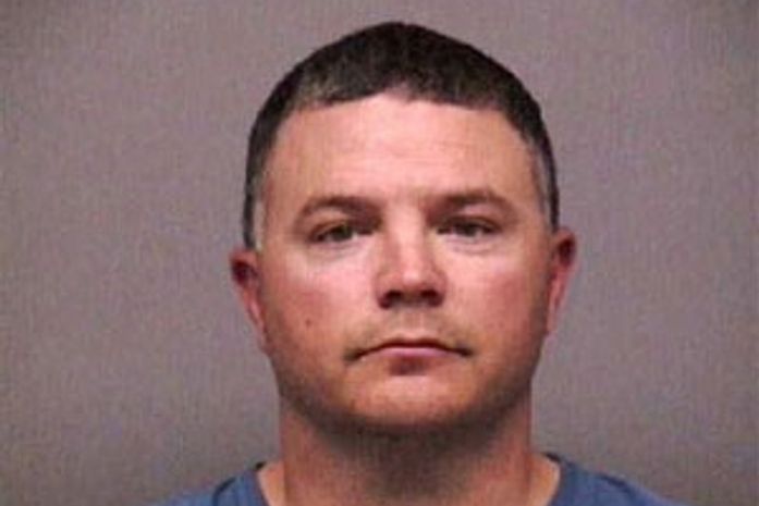 Policial é demitido após andar sem cueca e zíper aberto