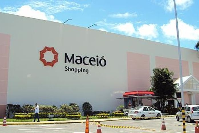 Dupla rende funcionárias e assalta joalheria em shopping de Maceió