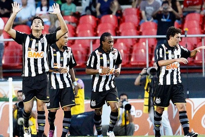 Em tarde de Neymar e Ganso, Santos vence São Paulo e está na final do paulista