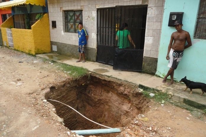 Buraco tem aproximadamente 3 metros de profundidade