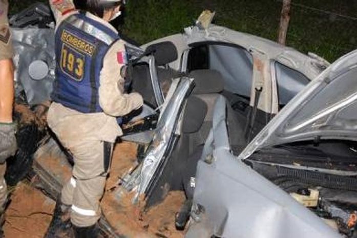 Casal morre após ter veículo atingido por uma caçamba
