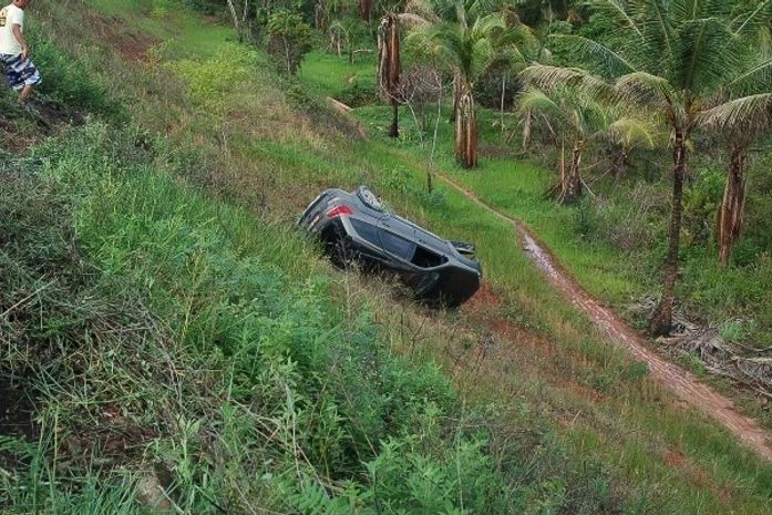 Lama na pista provoca acidente na AL 101 sul e deixa quatro pessoas feridas