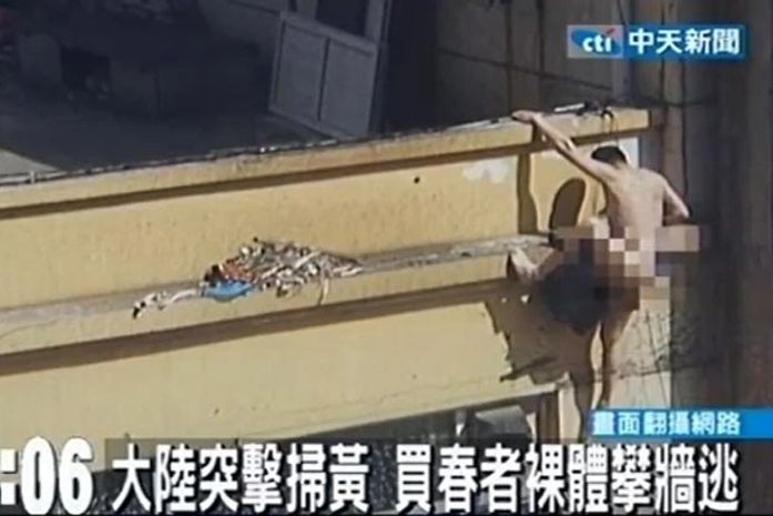Homem nu é flagrado tentando fugir de bordel na China