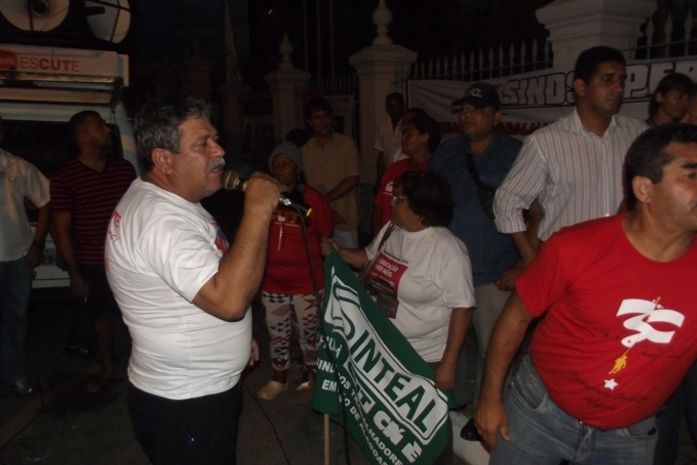 Servidores públicos protestam na porta do palácio