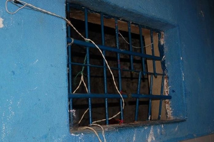 Presos serraram grades e fugiram da delegacia