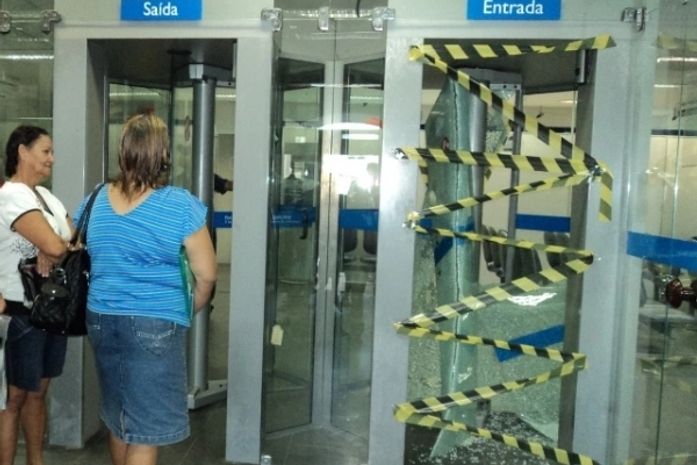 Porta da agência ficou danificada