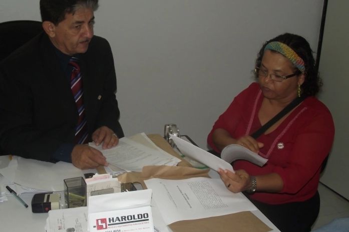 Representante do Sindprev ao lado do presidente da comissão do diretios humanos da OAB