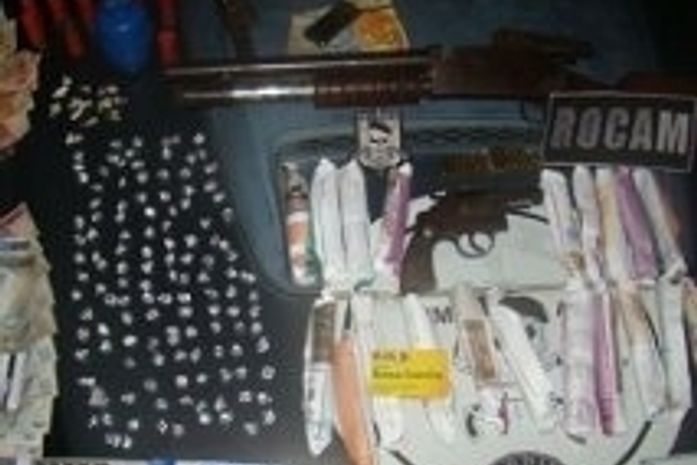 Casal é preso com armas, munições, drogas e dinheiro
