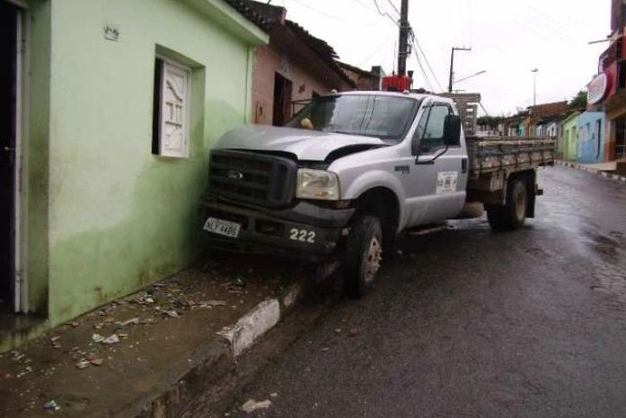 Motorista perde o controle de caminhão e bate em muro de casas em São Miguel