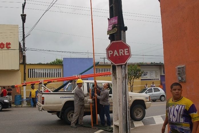 Equipes da Eletrobrás desligaram a rede geral de energia do centro da cidade