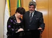 Ministra Tereza Campello e Eduardo Tavares assinam convênio em Brasília 