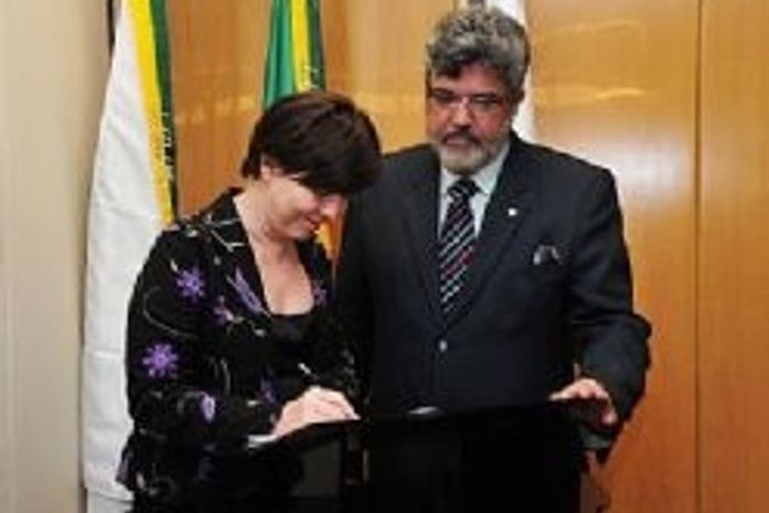 Ministra Tereza Campello e Eduardo Tavares assinam convênio em Brasília