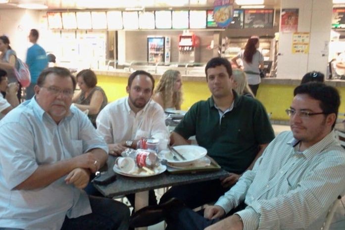 Na foto, almoço com amigos da UVEAL. Mesmo não parecendo estou na foto, só que atrás da máquina fotográfica.