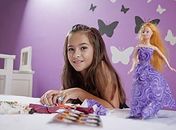 Menina de nove anos cria roupas para bonecas com tecido e guardanapo