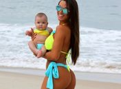 Nicole Bahls leva a sobrinha à praia no Rio