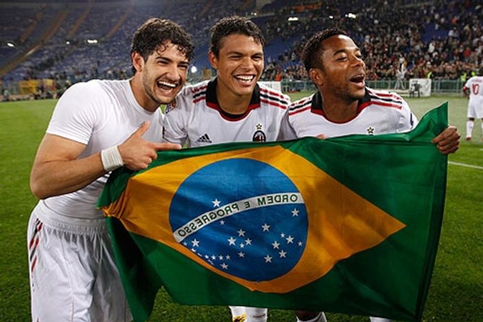 Brasileiros comemoram título italiano com o Milan