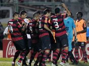 Jogadores de Flamengo e Vasco fazem orgia com 15 mulheres em motel