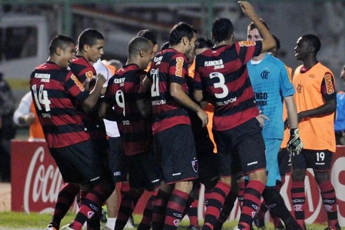 Jogadores de Flamengo e Vasco fazem orgia com 15 mulheres em motel