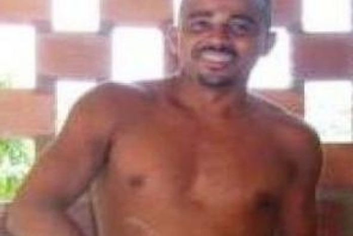 Pedreiro entra na justiça para conseguir casar com sua Mão Esquerda