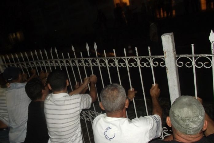 Servidores na porta da ALE