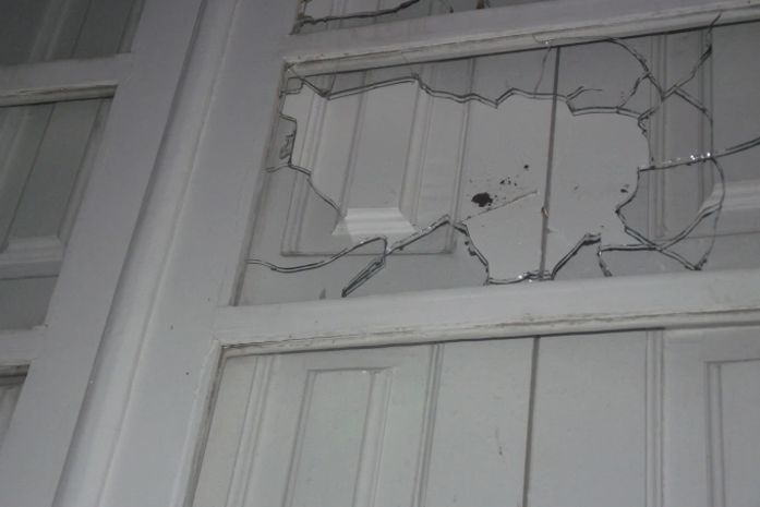 Janela da ALE quebrada no protesto