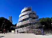 Construída com livros, torre de 25m é atração na Argentina