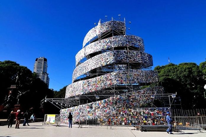 Construída com livros, torre de 25m é atração na Argentina
