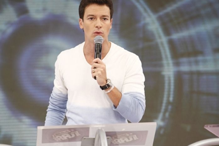 No sábado (14), Rodrigo Faro ataca de Backstreet Boys