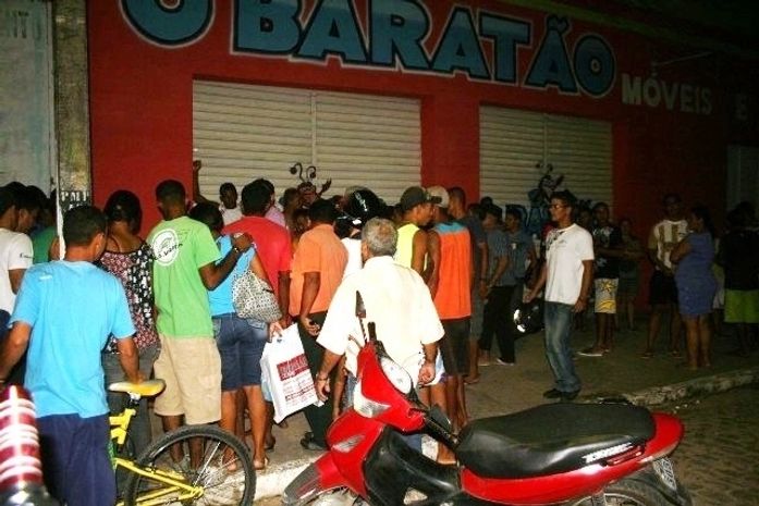 Jovem é executado a tiros no comércio de Penedo