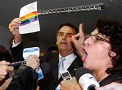 ‘Tu deveria ir pra cadeia’, diz senadora a Bolsonaro no Congresso