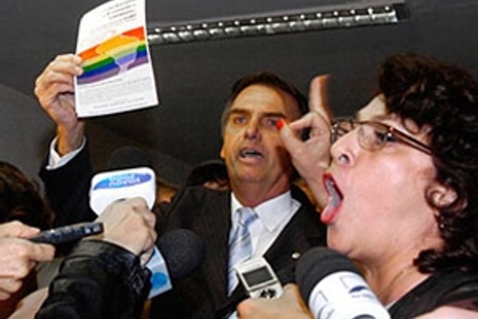 ‘Tu deveria ir pra cadeia’, diz senadora a Bolsonaro no Congresso
