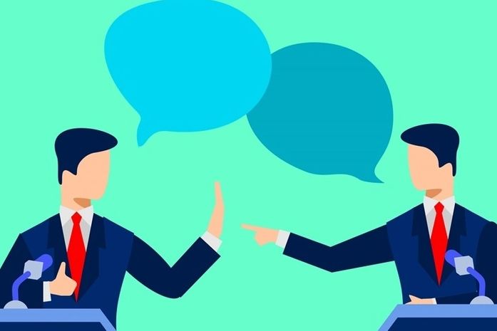 -Por que eles estão brigando?- pergunta o menino de 4 anos,assistindo o debate político.