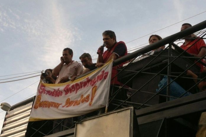 Líderes sindicais falam durante assembleia
