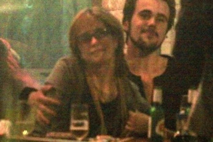Paloma Duarte e Bruno Ferrari trocam carinhos em noite no Rio