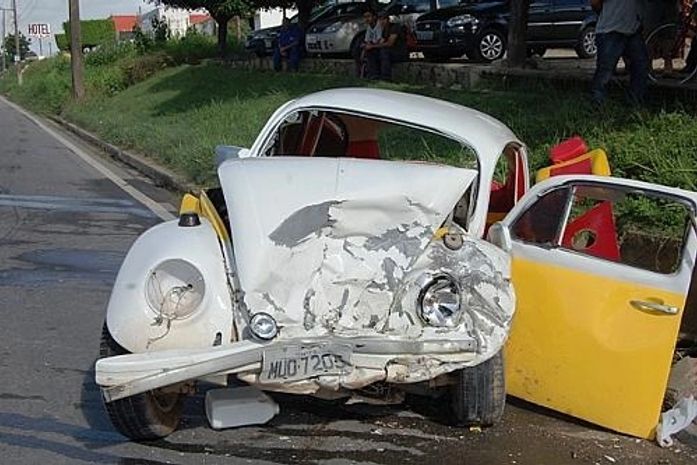 Fusca ficou com a frente totalmente destruída