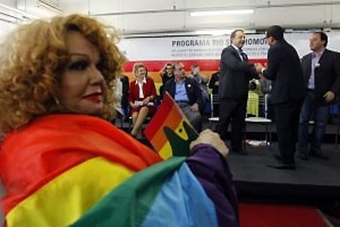 Militares vão à Justiça contra uso de carros oficiais em Parada Gay