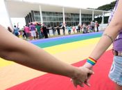 Prédio do STF recebe “abraço” por decisão em união homoafetiva